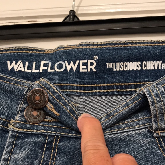 NEW with tags ladies Wallflower jeans .Size 20. - Picture 2 of 5